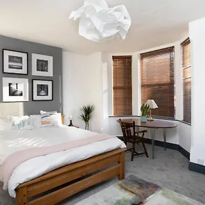 https://arthouse-lovely-spacious-and-elegant-5bed-house.hotelsin-nottingham.com